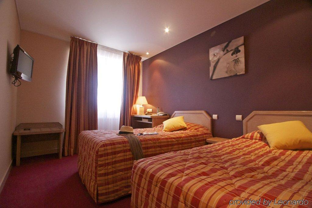 Brit Hotel Les Voyageurs Лудеак Номер фото